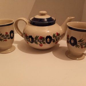Vintage tea pot and mugs